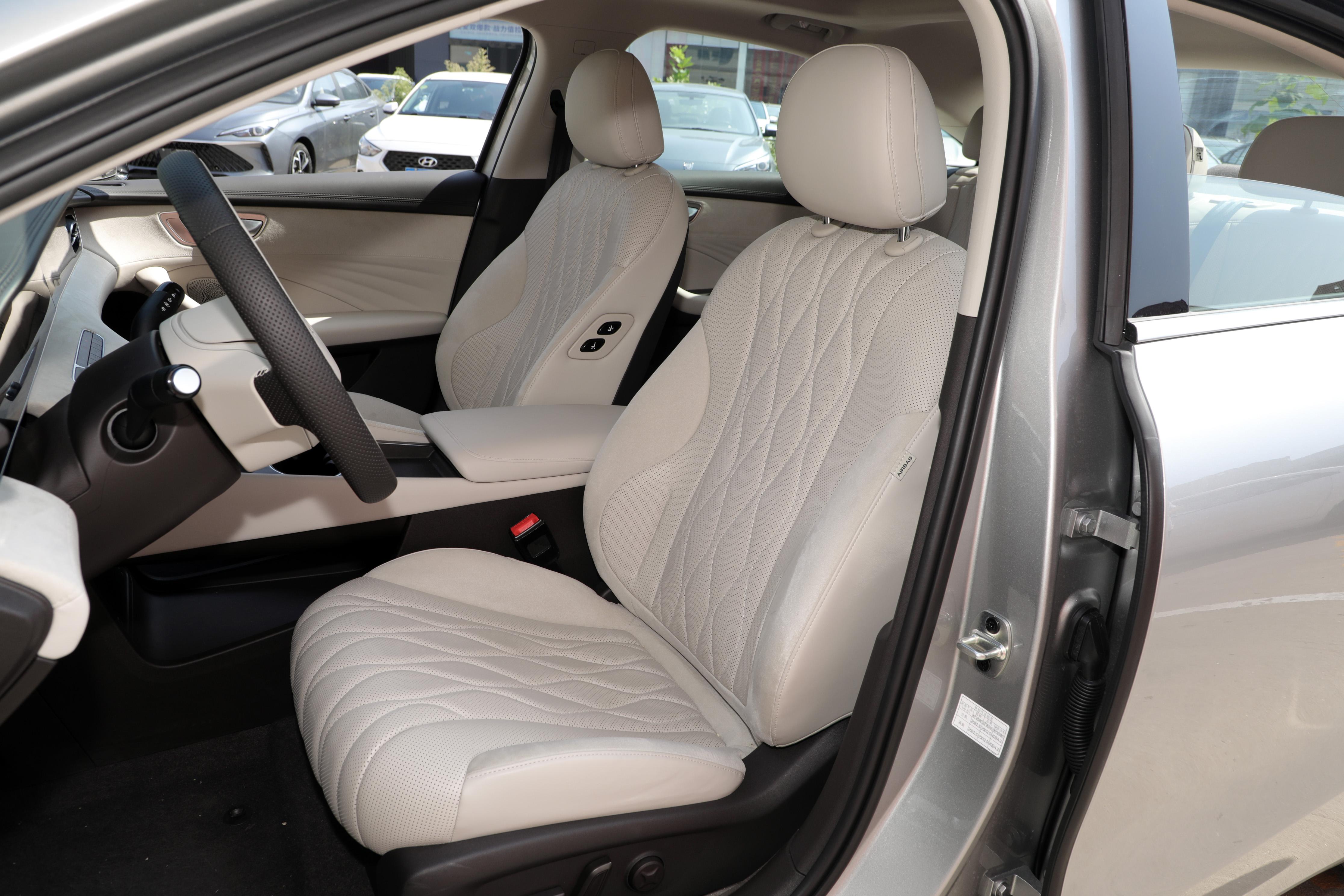 荣威d7dmh驭光蓝和刀锋银对比,插电版荣威d7值得选吗