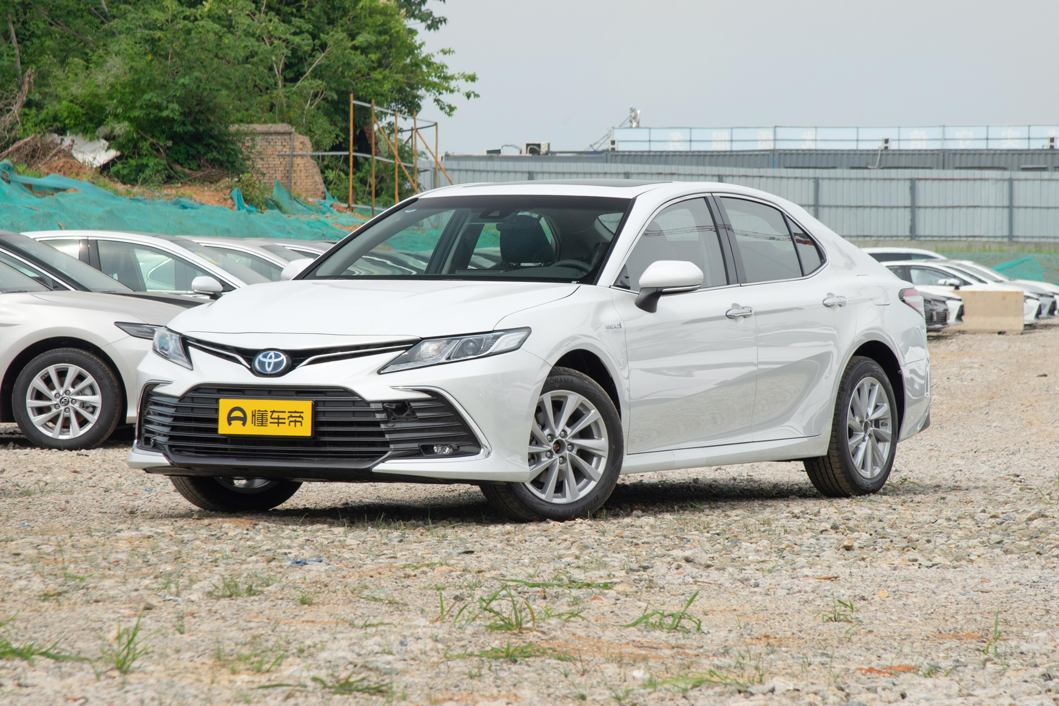 丰田凯美瑞2.5混动入门版测试,新丰田凯美瑞2.5升混动版到店实拍