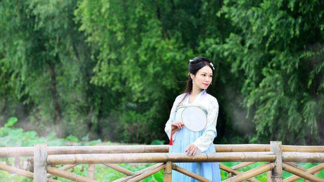 小说：她上山挖野菜久久未归，丈夫强吻她以示惩罚，亲完转身装睡