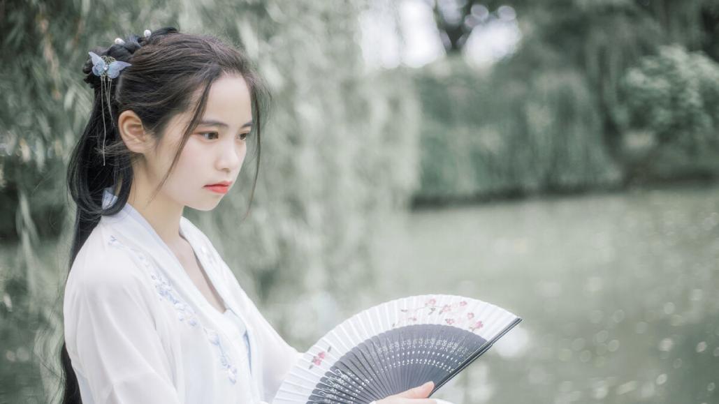 小说：去年饥荒她闹着分家，今年村里又缺粮，村里人都躲着她走