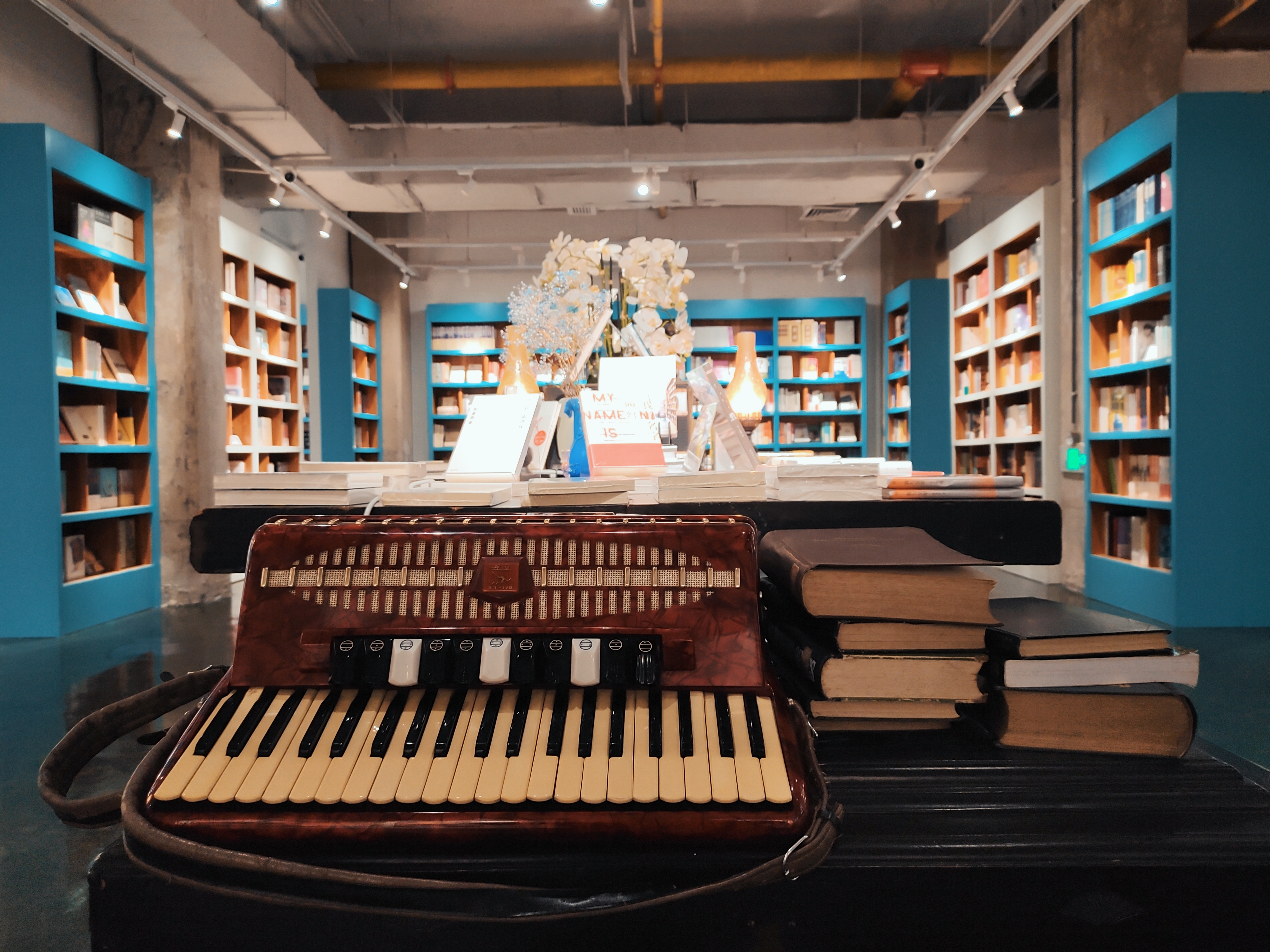 为逃避父母而逃出国外,为躲避战乱离开母亲和家乡