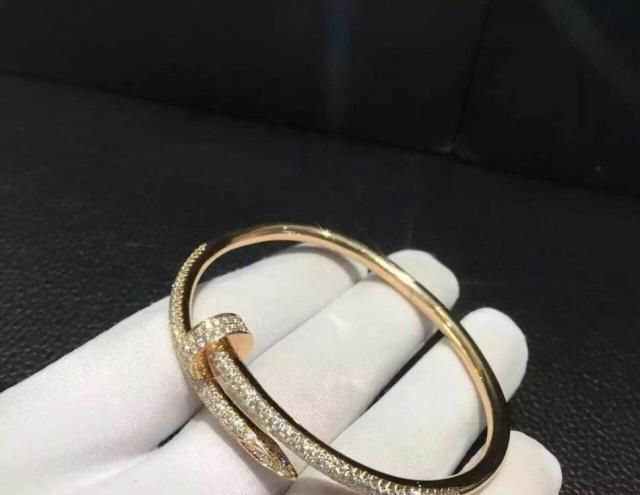 为什么卡地亚的价格比蒂芙尼高？原来和品牌因素有关，看完秒懂！