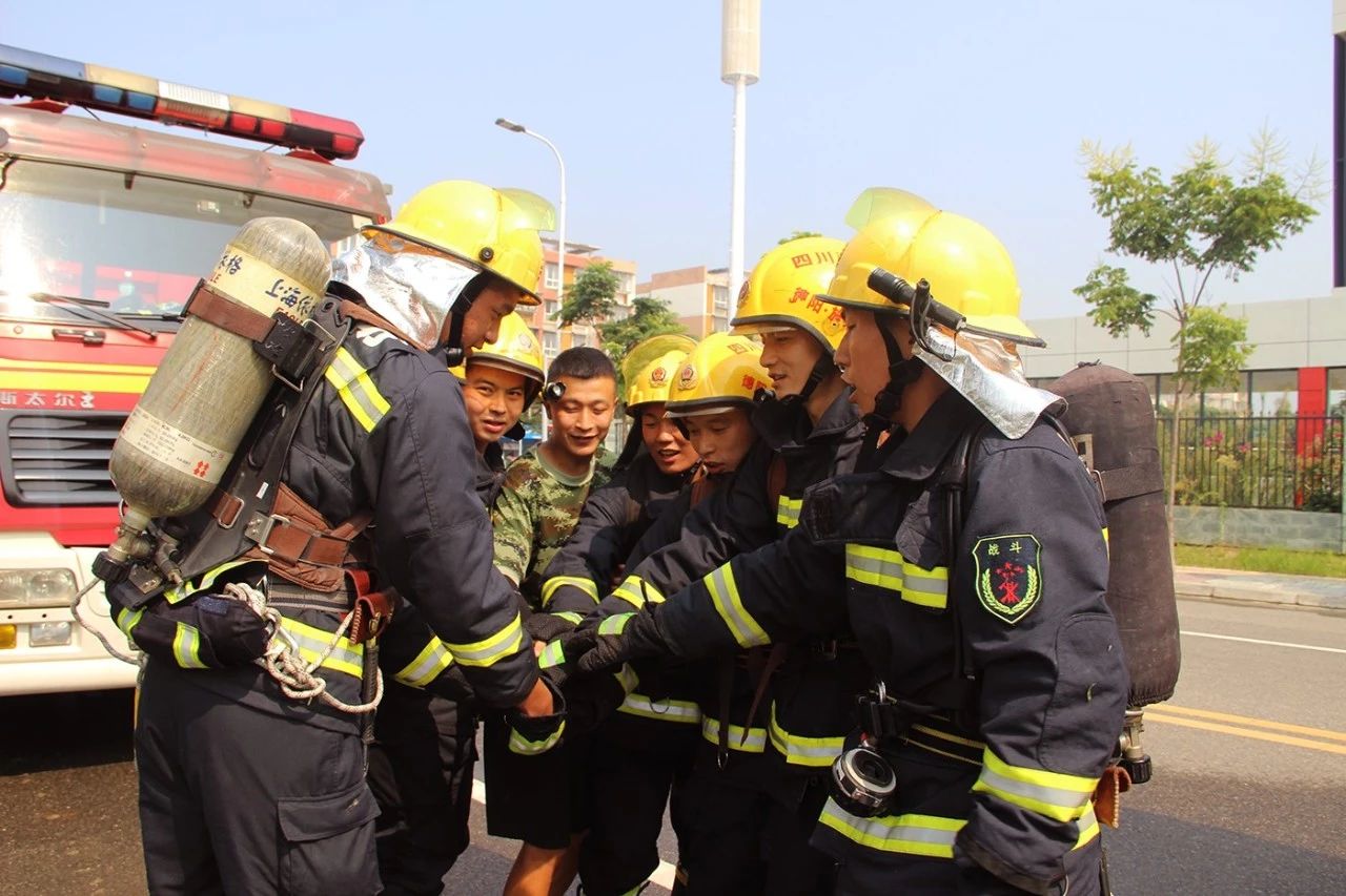 致敬逆行英雄|德阳最帅男团队长陈伟，肩负生命不能承受之重