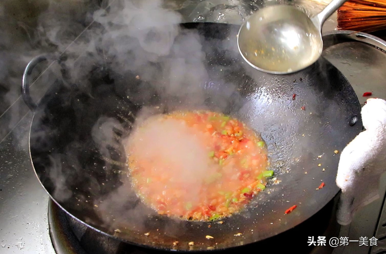 如何自制爽脆香辣金针菇,锡纸金针菇汤汁最简单的做法