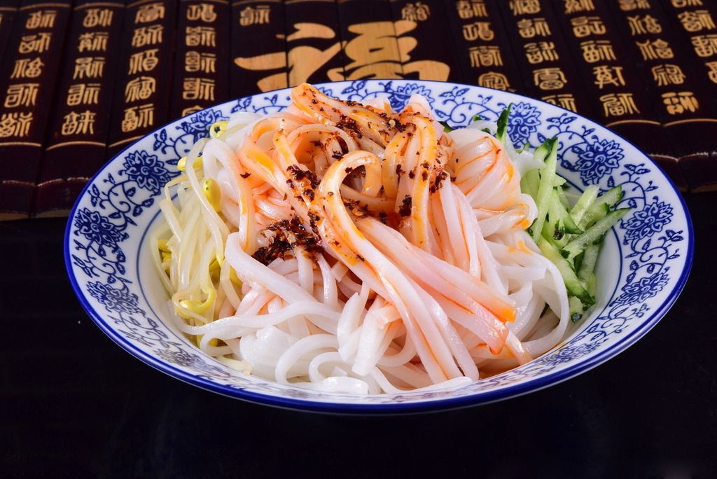 陕西美食推荐凉皮肉夹馍,陕西美食米皮配夹馍绝配