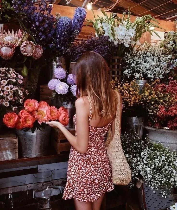 碎花裙这样穿又仙又美又洋气,春天必备的粉色系碎花裙来了