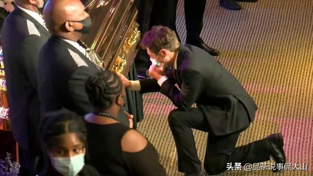 遇害黑人首场追悼会，警长单膝下跪迎接灵柩，市长扶棺痛哭