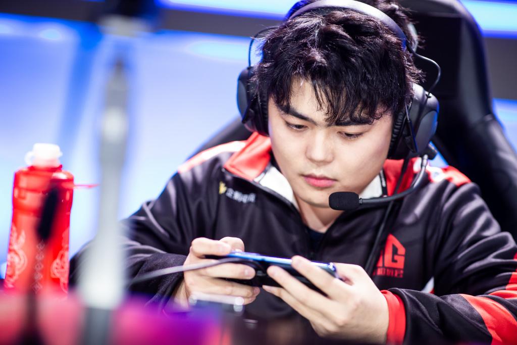 笑影新赛季要打替补了么,笑影四杀各大直播间反应