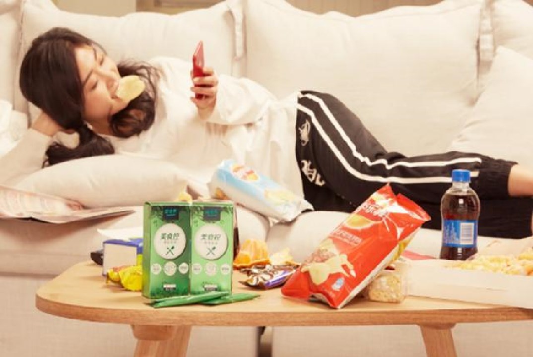 大学生分享放假在家的日常，除了睡觉就是玩手机，难怪爸妈会嫌弃