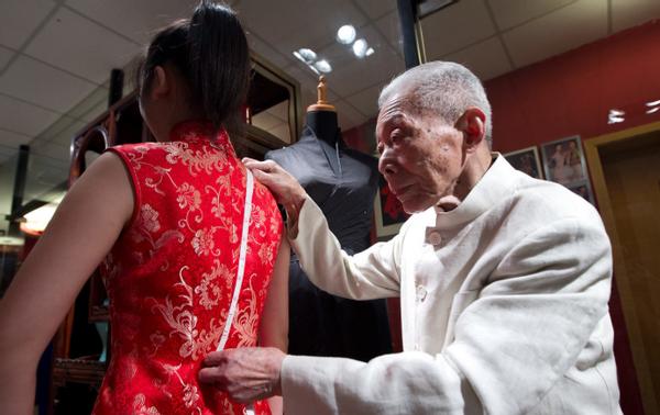 旗袍大师褚宏生年轻时照片,褚宏生旗袍裁剪