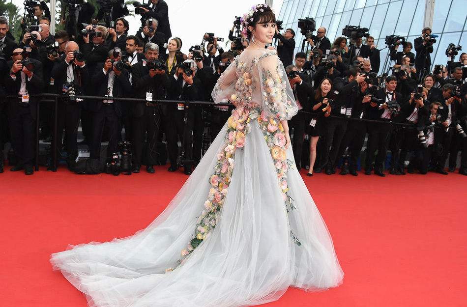 明星红毯如何快速换造型的,女明星红毯结束以后如何卸妆