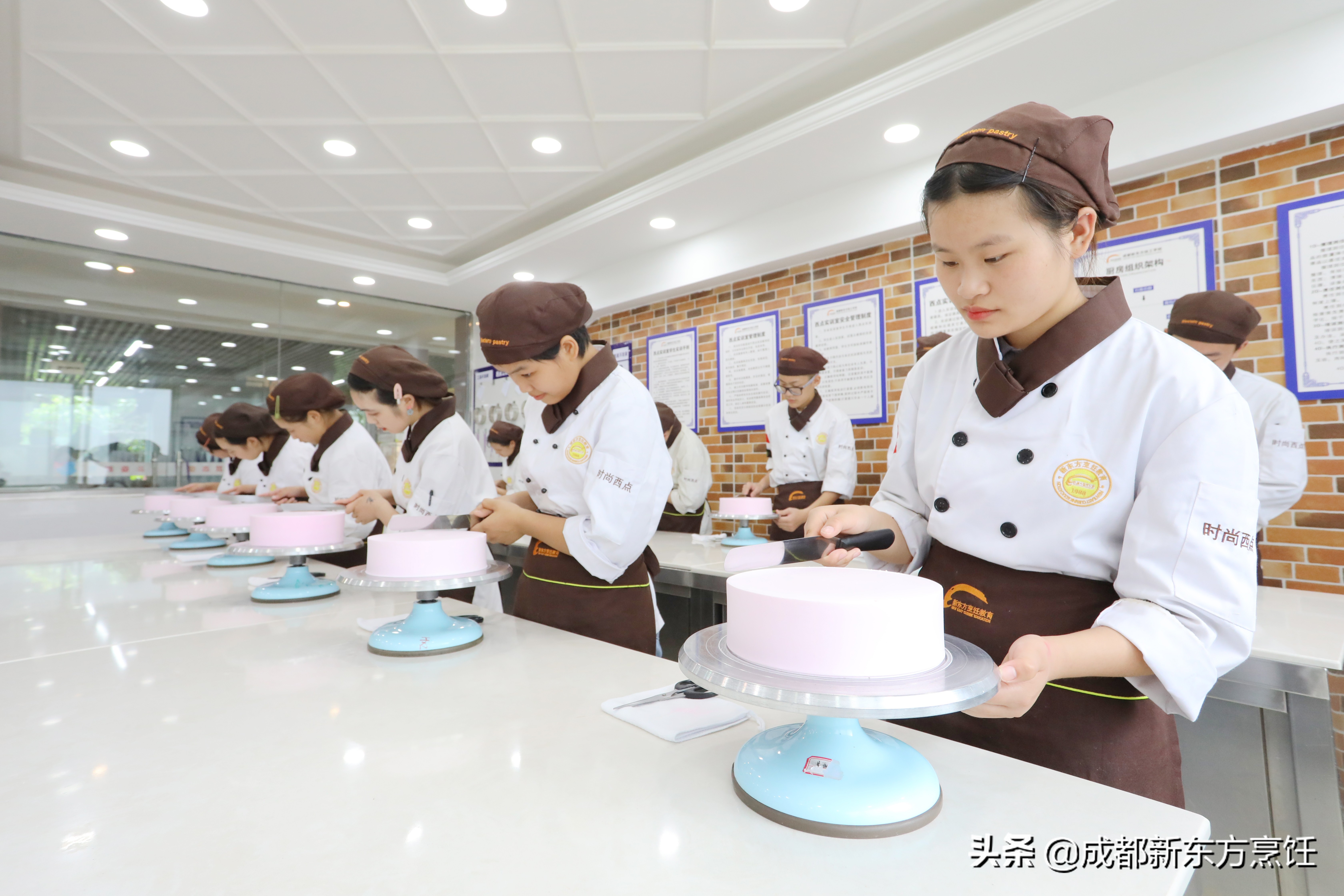 广州学蛋糕烘焙的学校,烘焙蛋糕培训班在哪学