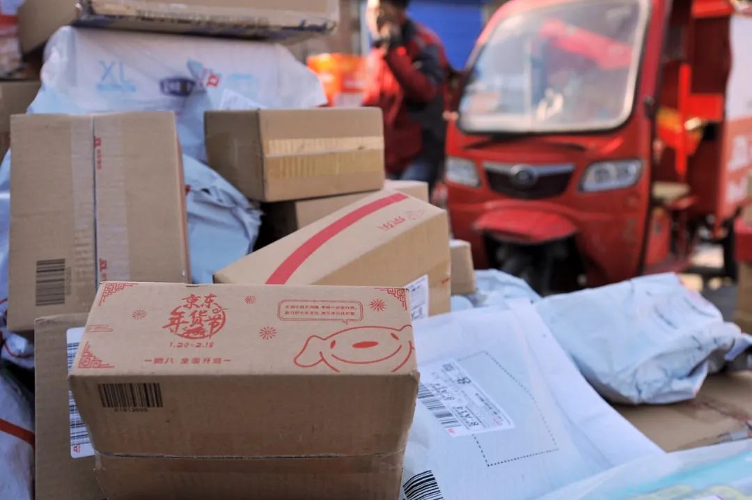 “外卖一哥”变身“京东小哥”，一天派送300件，王东东的除夕忙到新年凌晨三点