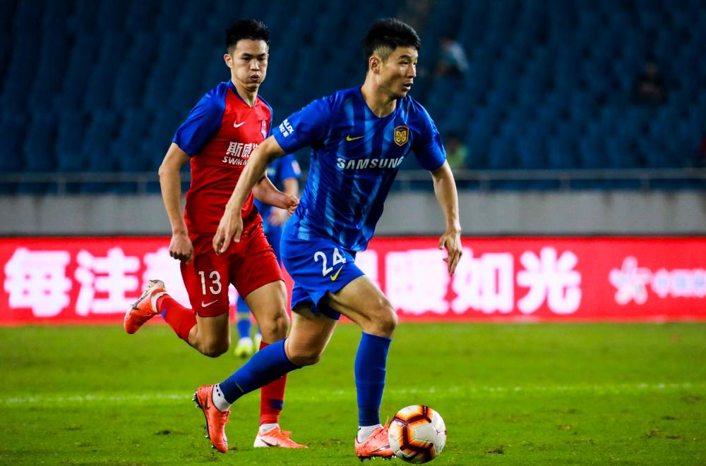 差距！苏宁主帅质疑后卫为什么要开大脚，国脚的答案让他难以置信