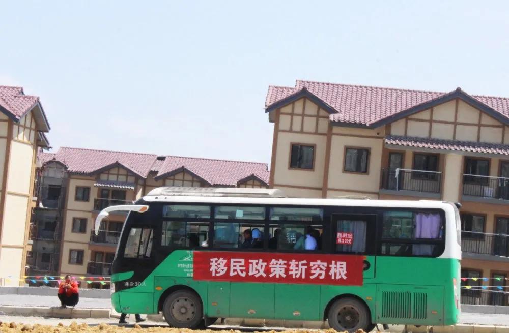 住进幸福小区开创幸福生活,走进幸福小镇