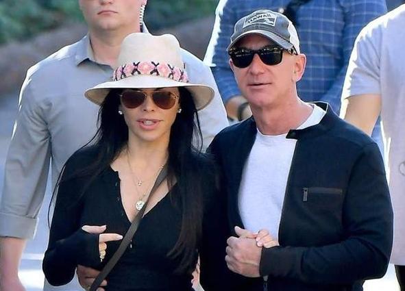 贝佐斯前妻有多少钱,贝索斯的现任妻子