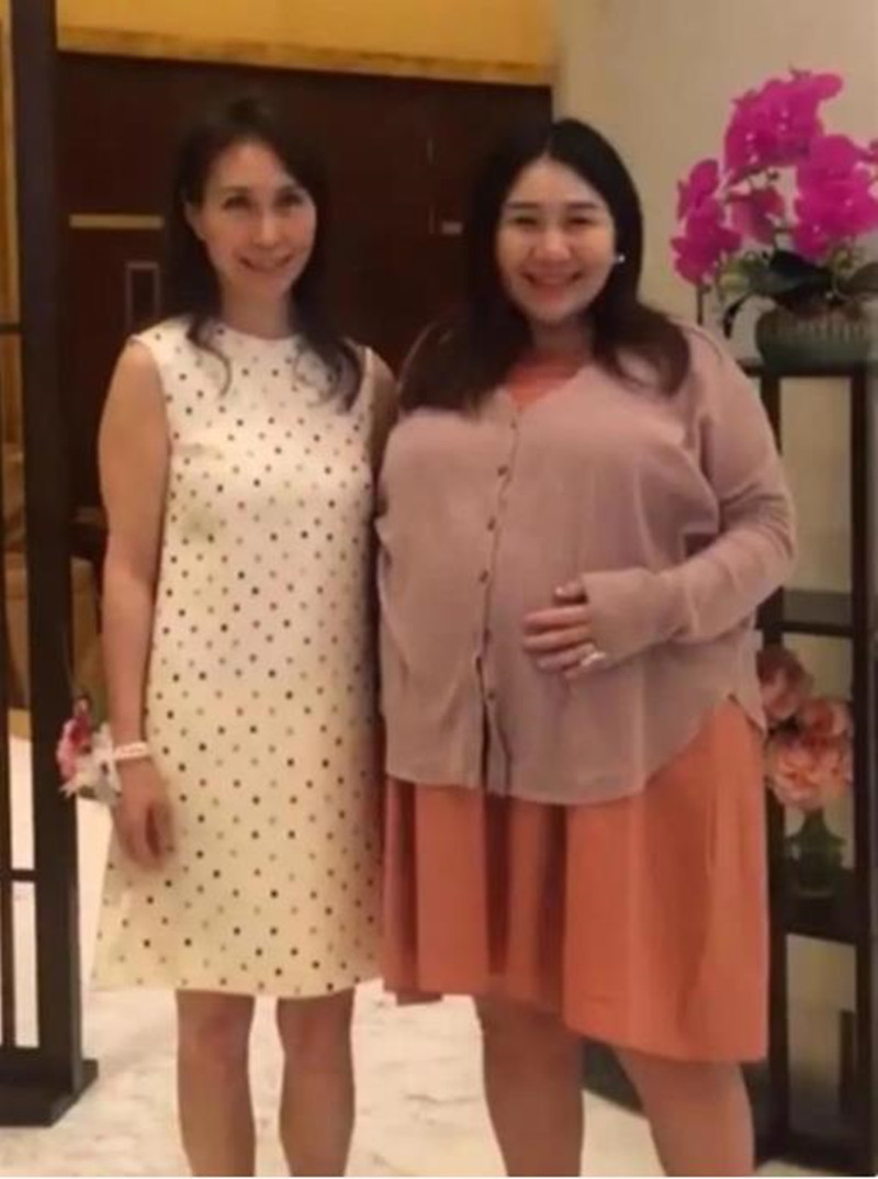 何超盈伴娘,何超盈婚礼裙