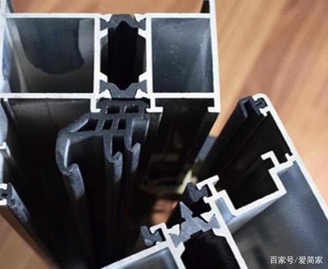 房子靠马路太吵无法入眠,新房靠近马路晚上睡觉很吵怎么办