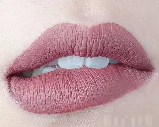 经常涂口红后果图片,经常涂口红有点发黑