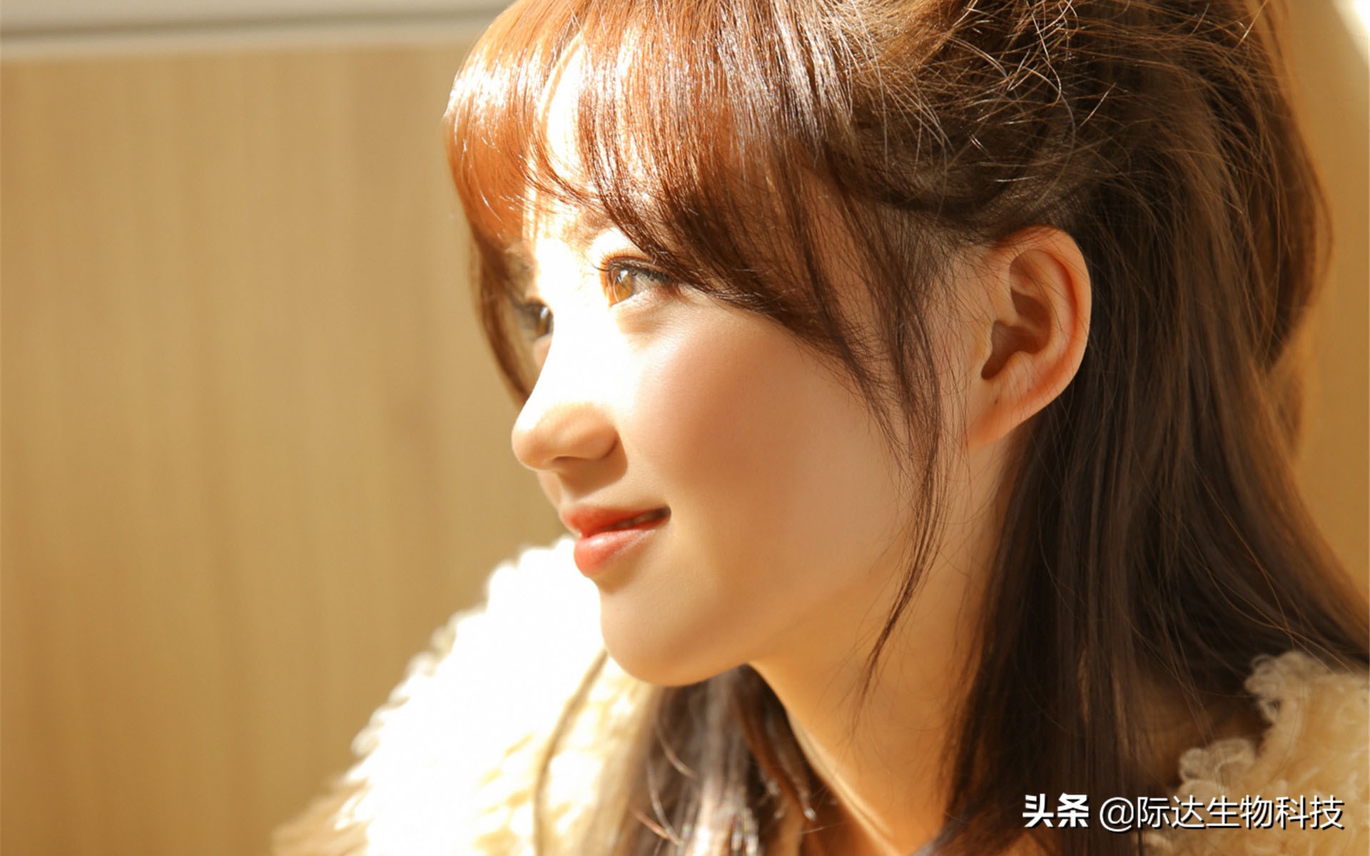 叮咚！你的眼部肌肤已欠费！再不护理，将影响正常使用…