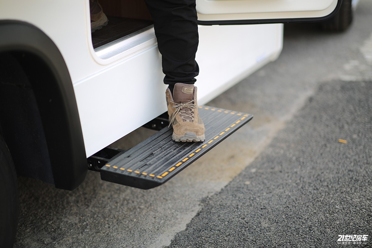 了解上汽大通maxusv90最新动态,上汽大通maxusv902023款2.0t短轴低顶