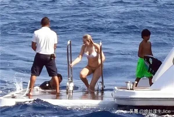 伊万卡穿泳衣竟然害羞了！躲在老公身后，超模身材强异母妹妹万倍