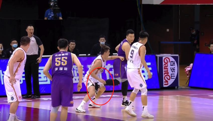 李根踢裆,李根被驱逐出场