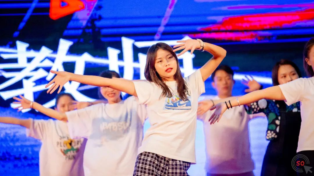 昆明行知中学教师节表彰大会,白塔中学隆重举行开学表彰大会