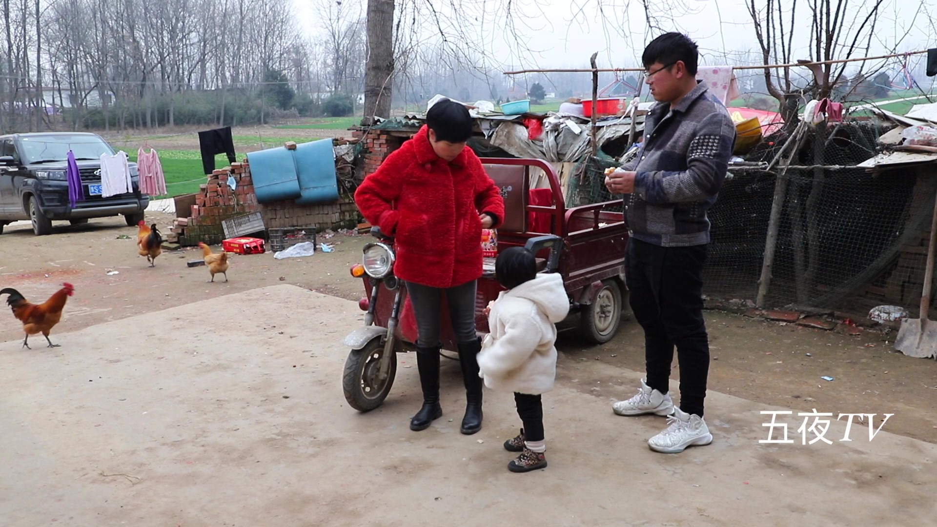 梅子把车钥匙锁车里，强子急的要命不知怎么办，谁有好方法开车锁