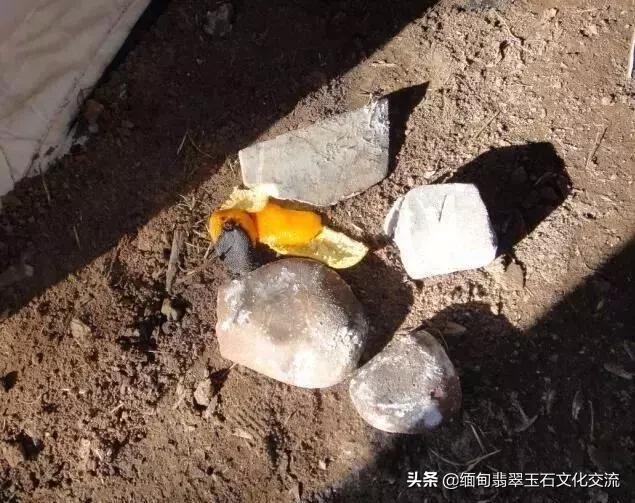 奇葩土豪竟把翡翠丢进火炉烧,烧出后色彩却十分鲜艳漂亮