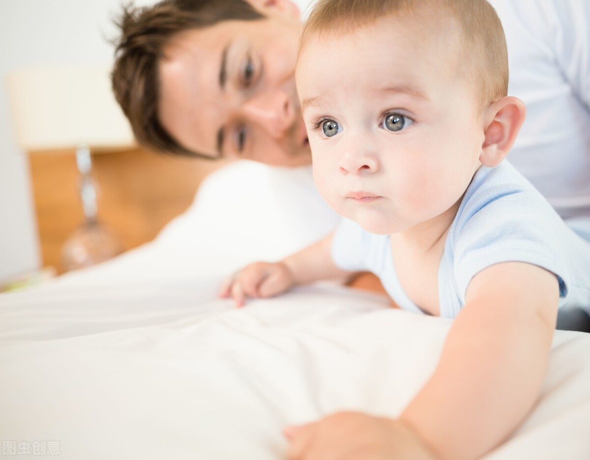 怎样引导孩子尿尿拉大便,天气热了宝宝尿少怎么推拿