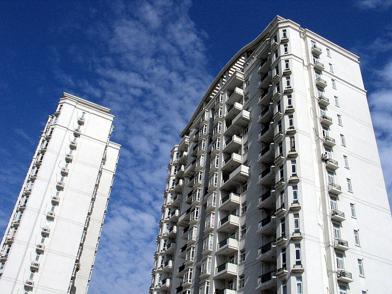 房子过剩百姓买不起怎么办,现在老百姓买不起房子怎么办