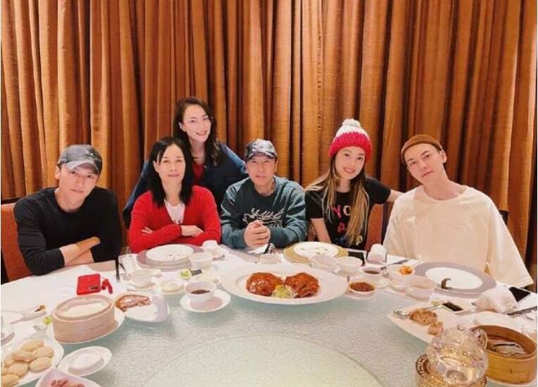 谢霆锋与王菲同框现身被网友偶遇,谢霆锋王菲再次同框