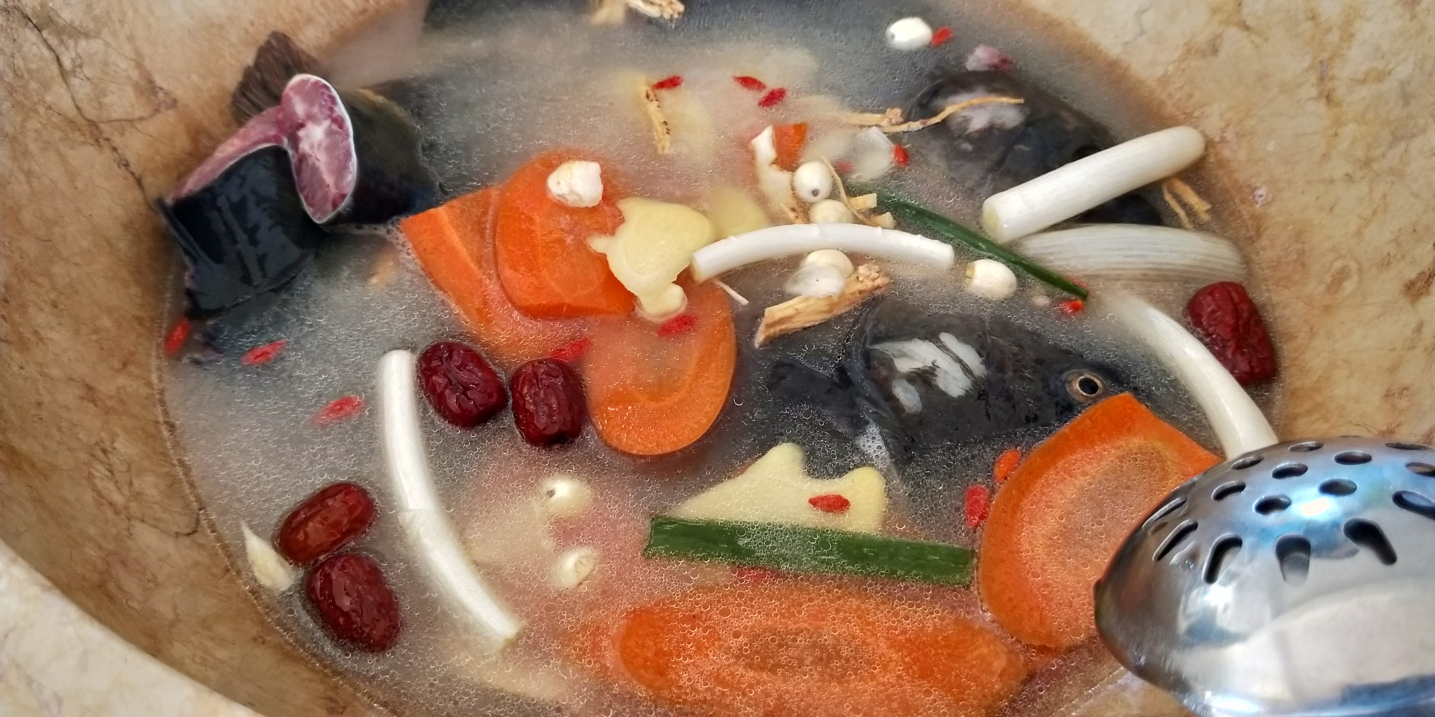 躲在草帽下的美味，吃过就上瘾，食客就算开车两小时车去吃也值得