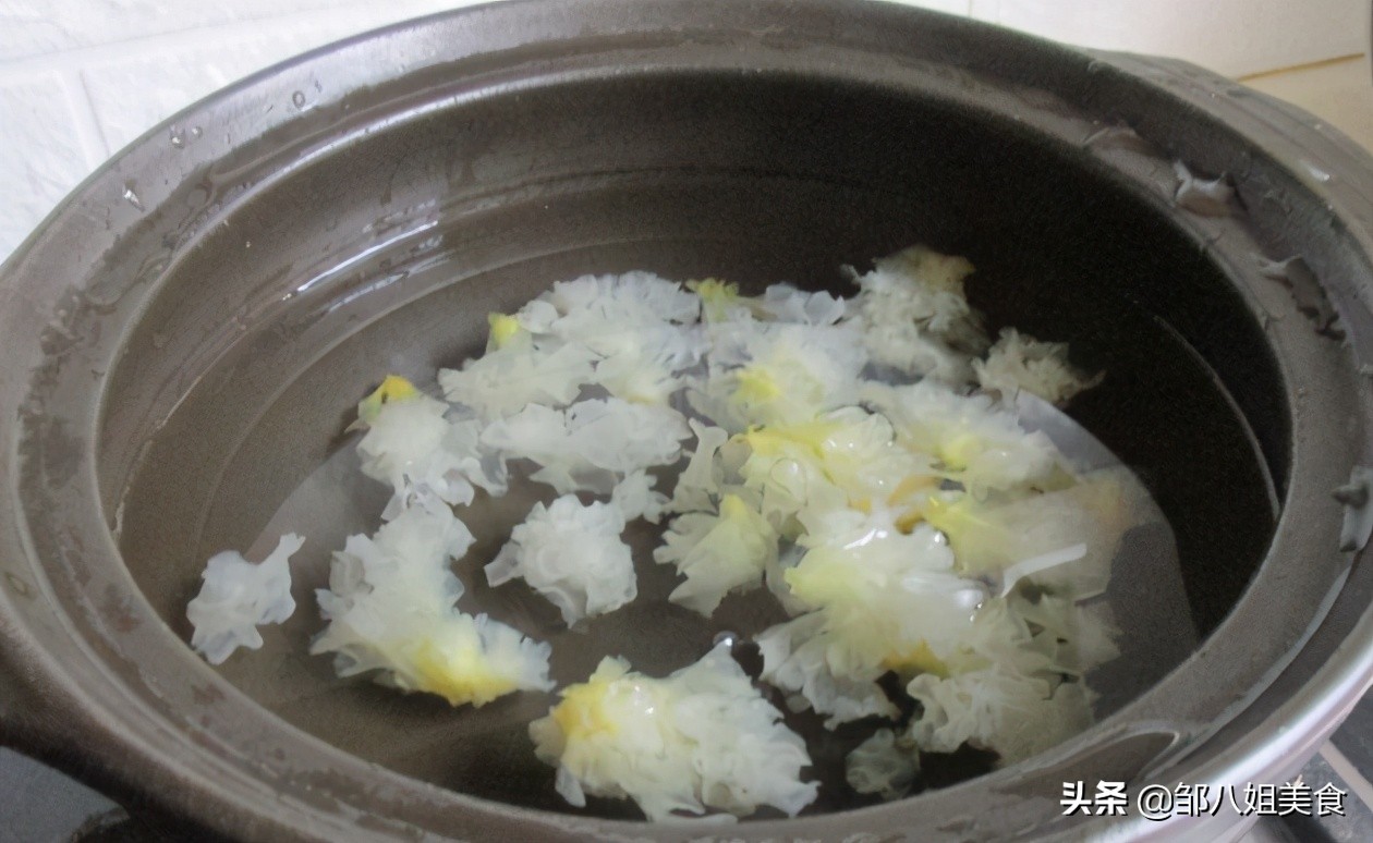 煮银耳汤提前一晚泡发怎么样,煮银耳要什么时候加西米