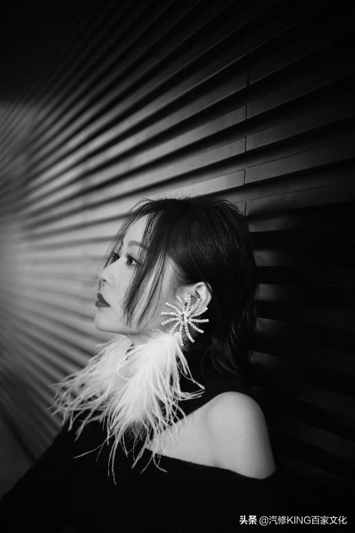 张靓颖舞台风完全驾驭,张靓颖穿吊带长裙