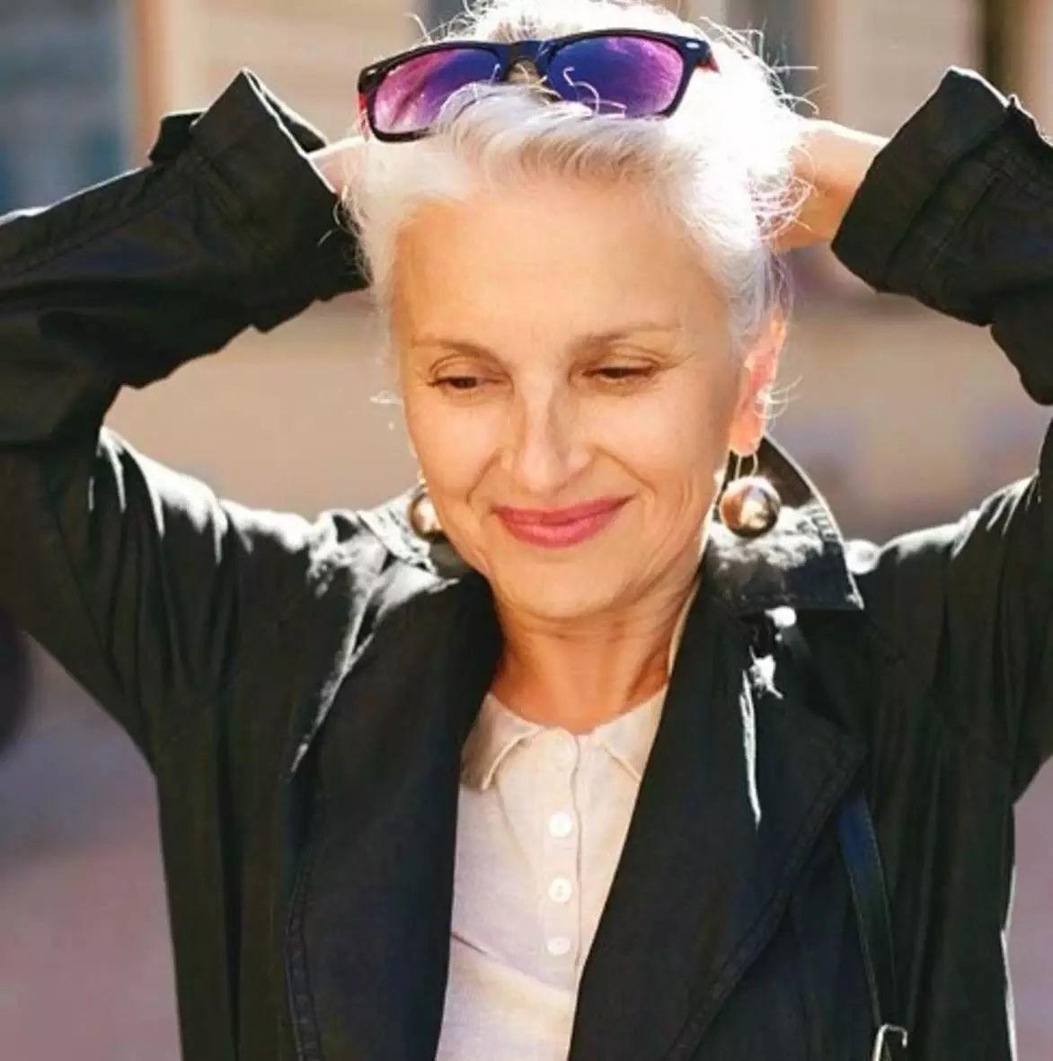 50岁身材超好的瑜伽女人,50岁女人成熟身材瑜伽