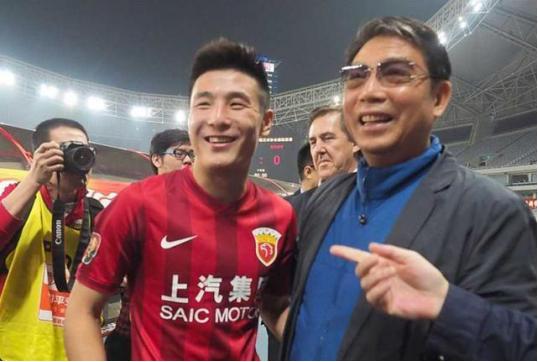 幸运的武磊：靠“干爷爷”赞助终成球王，护妻宠儿幸福不输姚明
