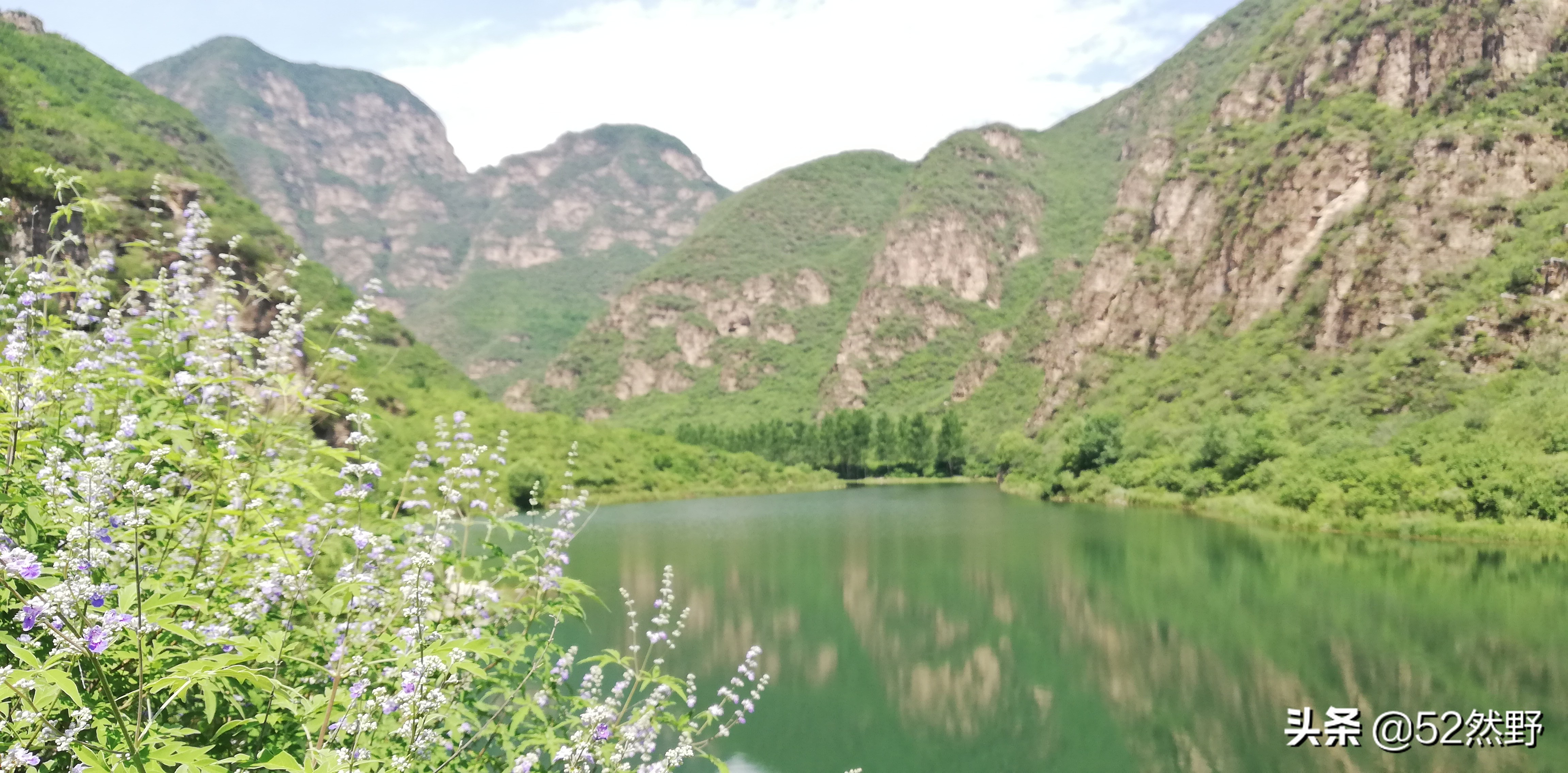 燕山唯一丹霞长嵯，山村溪水野草闲花