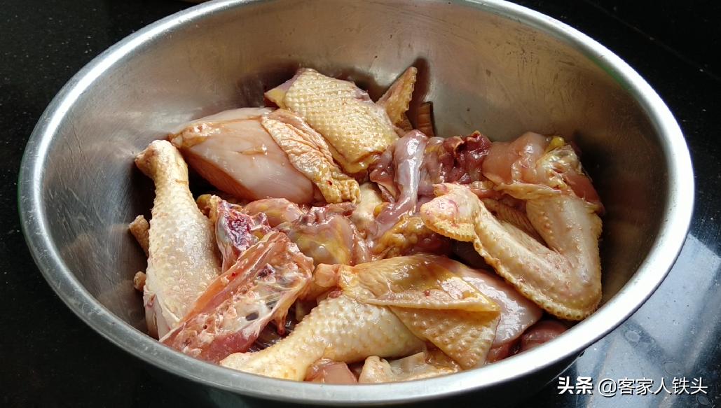 过年鸡这样吃才过瘾，嫩滑鲜香又简单营养，一人一大块吃得欢