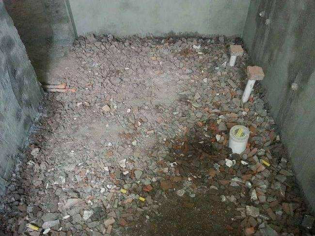 卫生间做完闭水试验墙面有阴水,卫生间做完闭水试验褪色