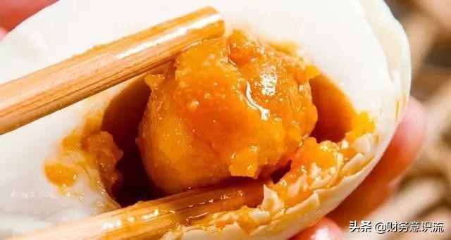 咸鸭蛋但是咸鸡蛋却很少有人吃,如何让咸鸭蛋蛋黄流油而不会咸