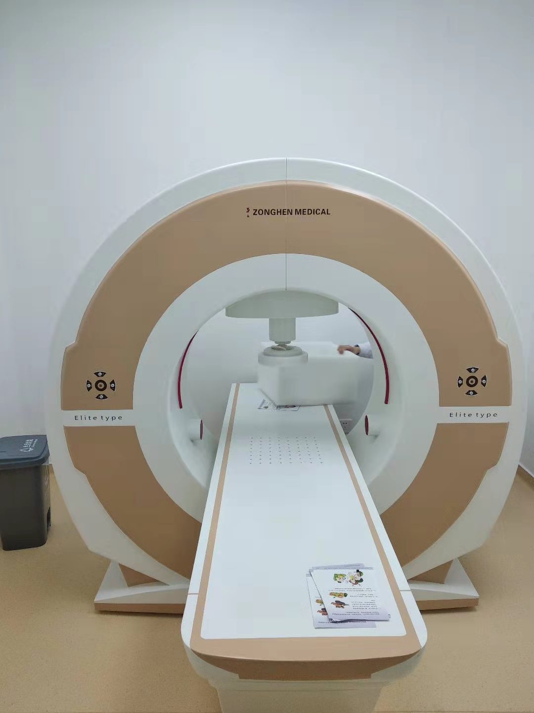 七旬老人送锦旗感谢暖心医生,社区照顾老人锦旗