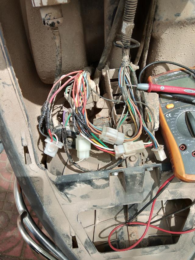 摩托车电池有电马达没有劲,摩托车电池哪一条线有电