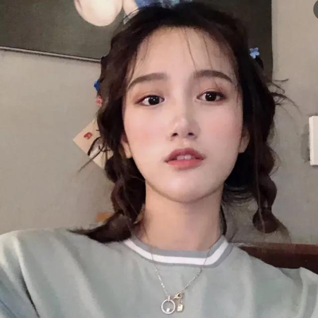 短发怎样扎麻花辫丸子头,短发蓬松怎么扎丸子头好看又简单