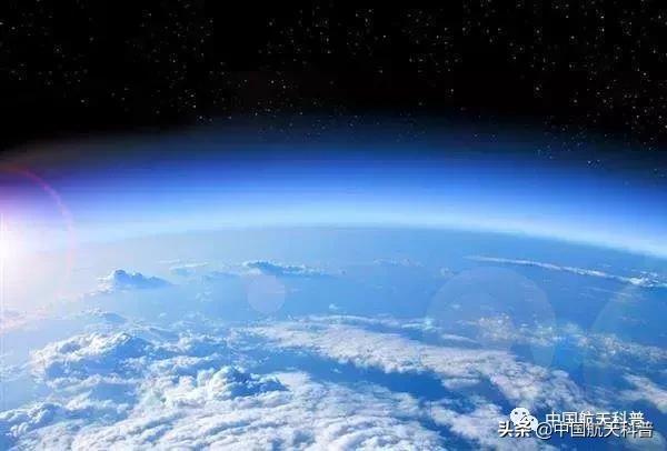 飞船进入大气层的哪一层会燃烧,飞船出大气层就不会燃烧了吗