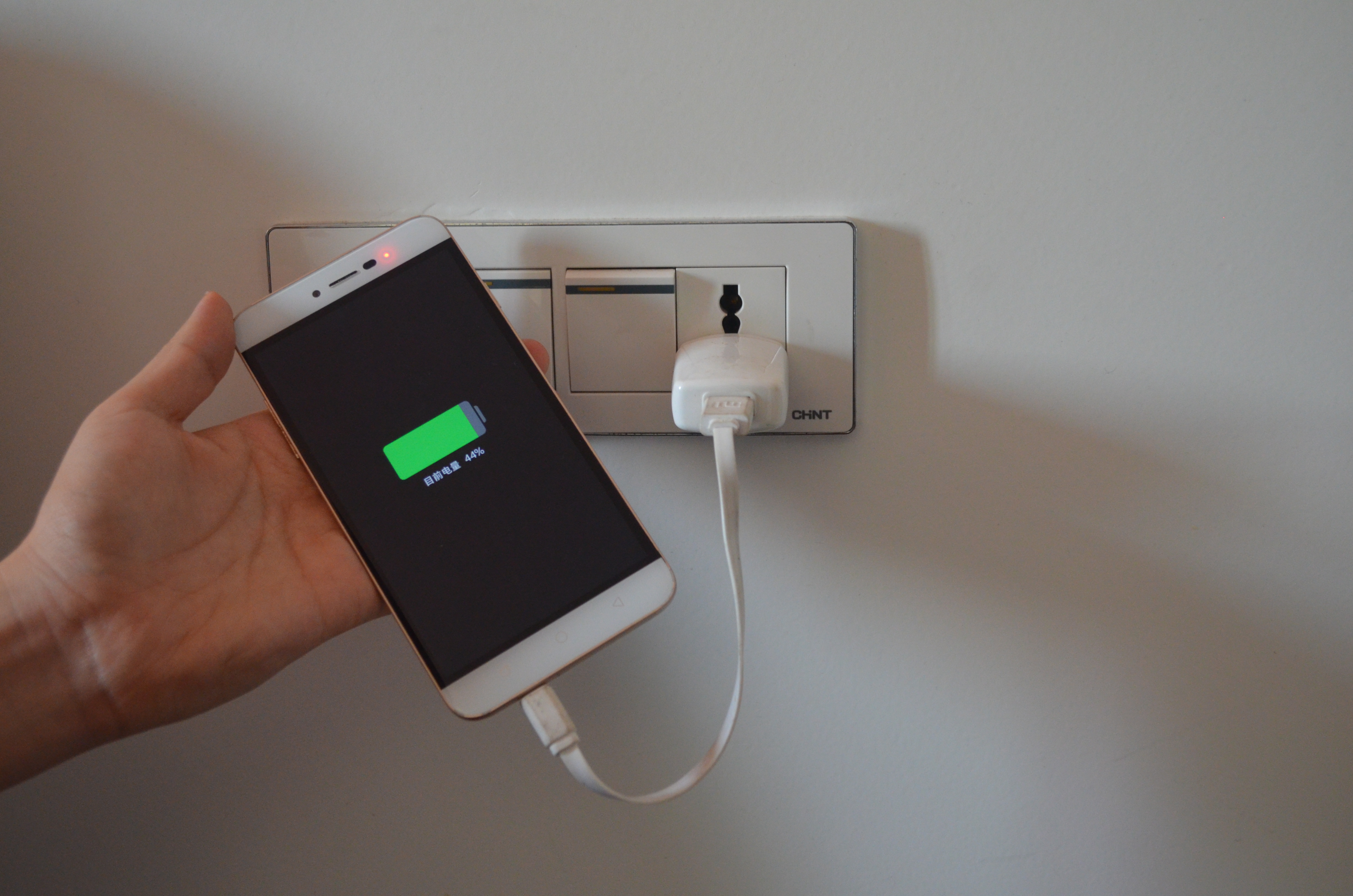 充电线插头太短怎么办,手机充电插头弯了怎么弄直