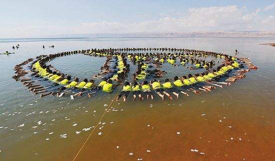 不用担心会下沉的死海，为何没人游泳？导游：容易变成“腌制品”