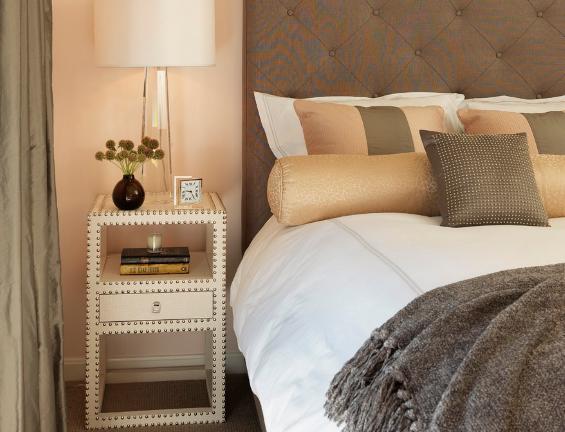 床头柜两个摆放在一边可以吗,卧室放一个衣柜好吗