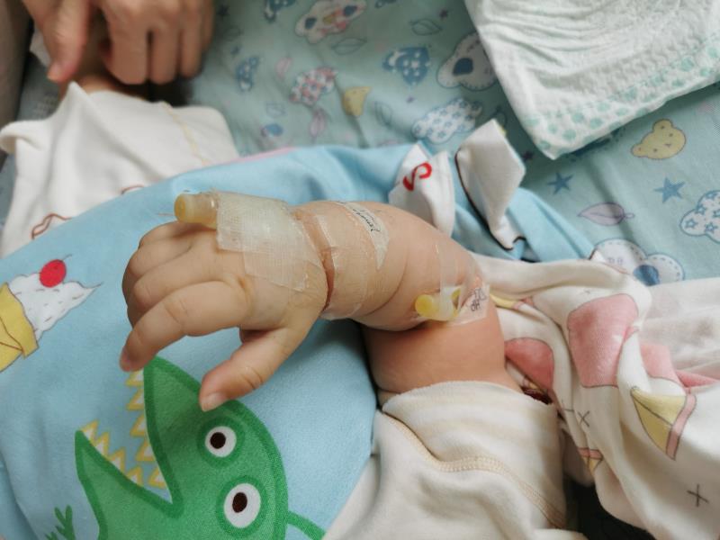 天降洗发水,女婴被天降洗发水砸中